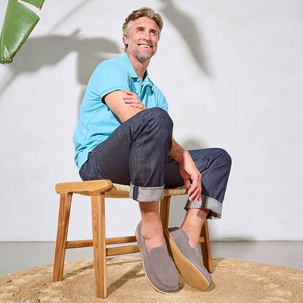 Mann, der auf einem Hocker sitzt