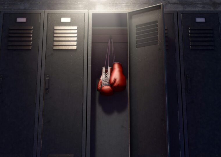 Rote Boxhandschuhe in einem Spint