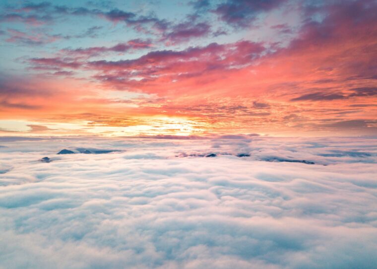 Sonnenuntergang zwischen den Wolken