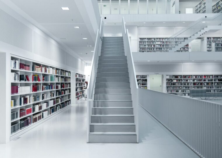 Treppen in einer Bibliothek