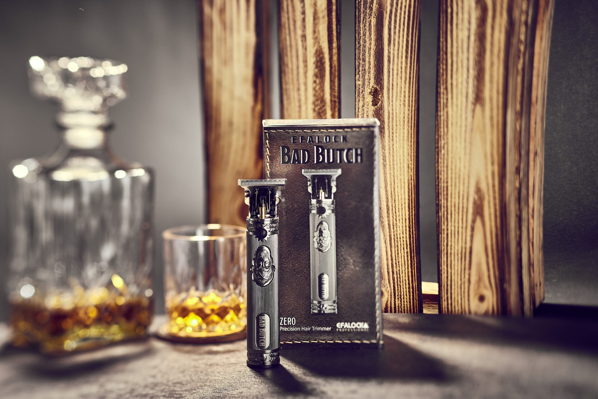 Friseur-Werkzeug mit einer Flasche Whiskey im Hintergrund