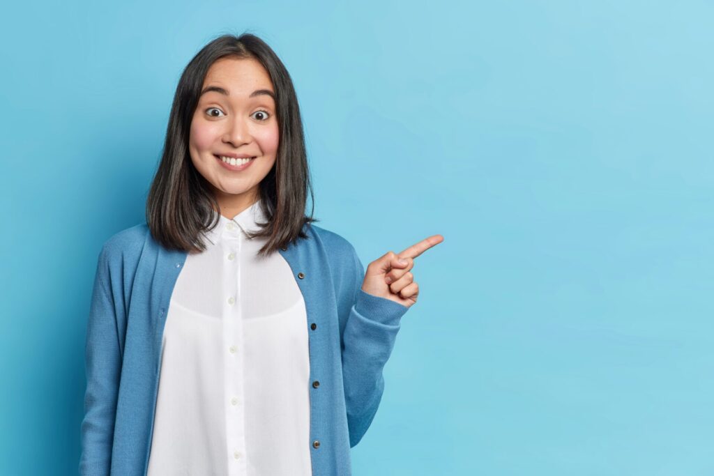 Symbolbild mit einer Frau, die auf den Zusammenhang zwischen Product Experience (PX) und Customer Experience (CX) aufmerksam macht