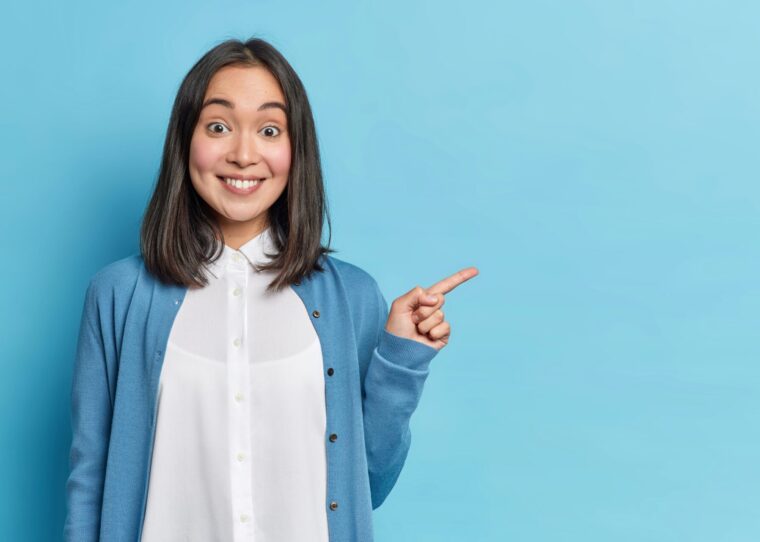 Frau auf blauen Hintergrund