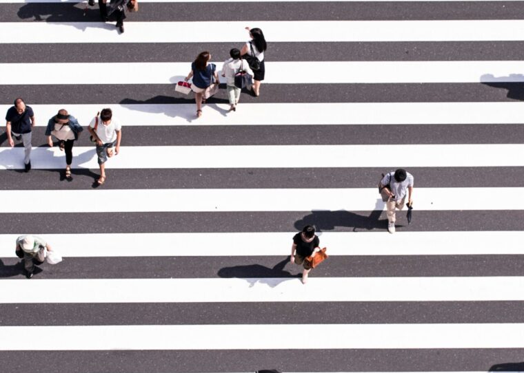 Zebrastreifen mit verschiedenen Menschen, die diese überqueren