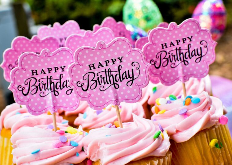 Cupcakes mit Happy Birthday Fähnchen