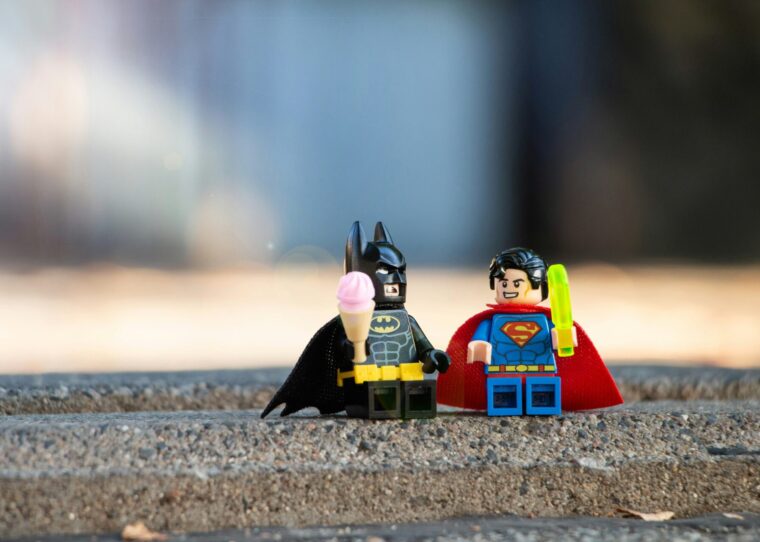 Lego-Figuren von Batman und Superman beim Eis essen