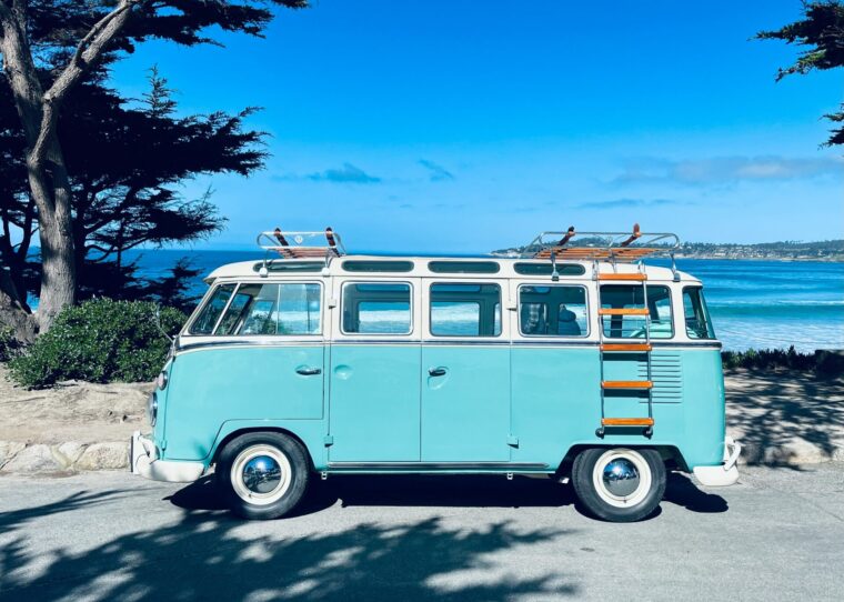 Blauer VW-Bus am Strand