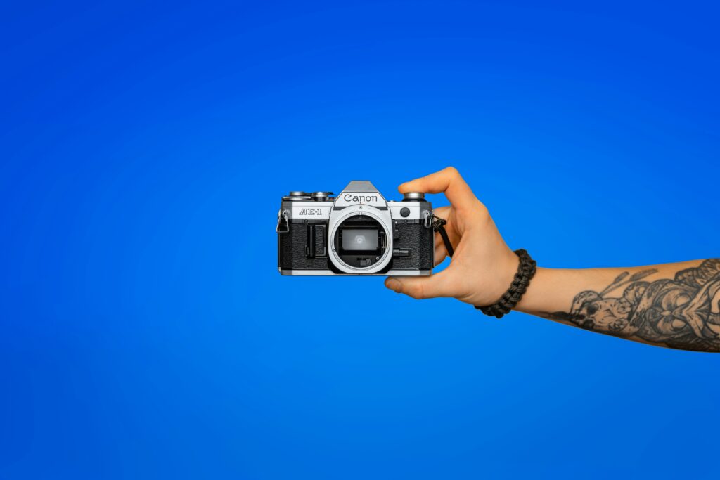 Canon Kamera auf blauem Hintergrund