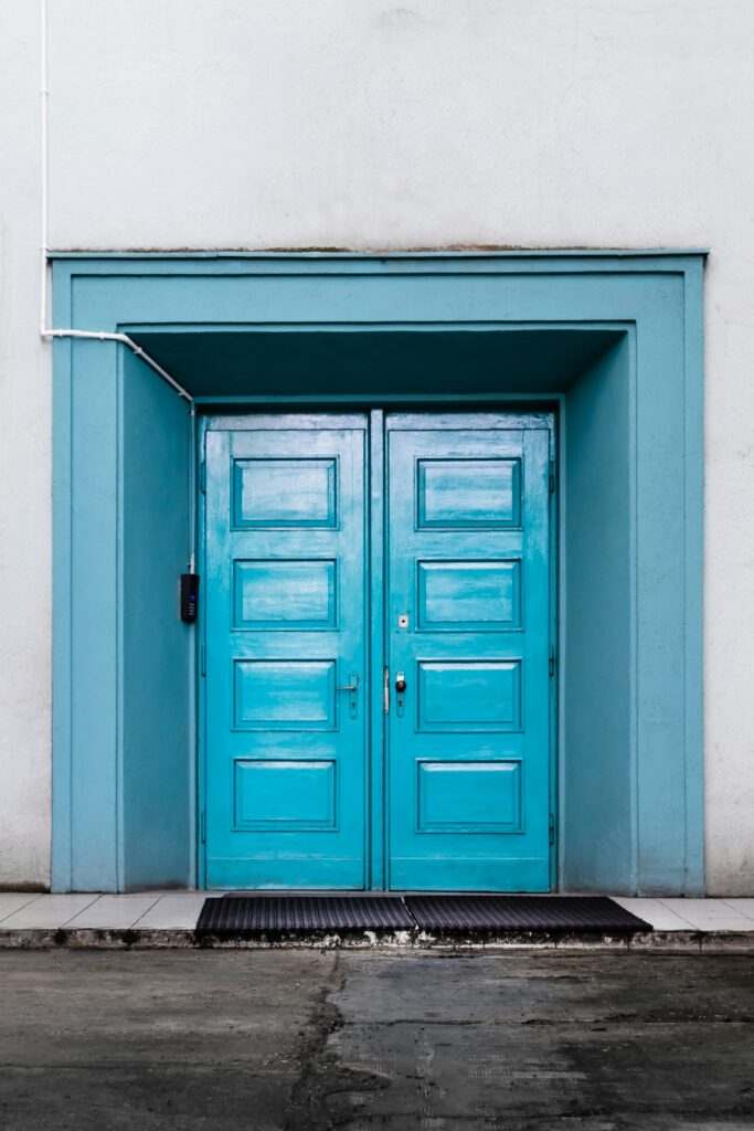 Blaue Eingangstür für Blogartikel Brand Portal