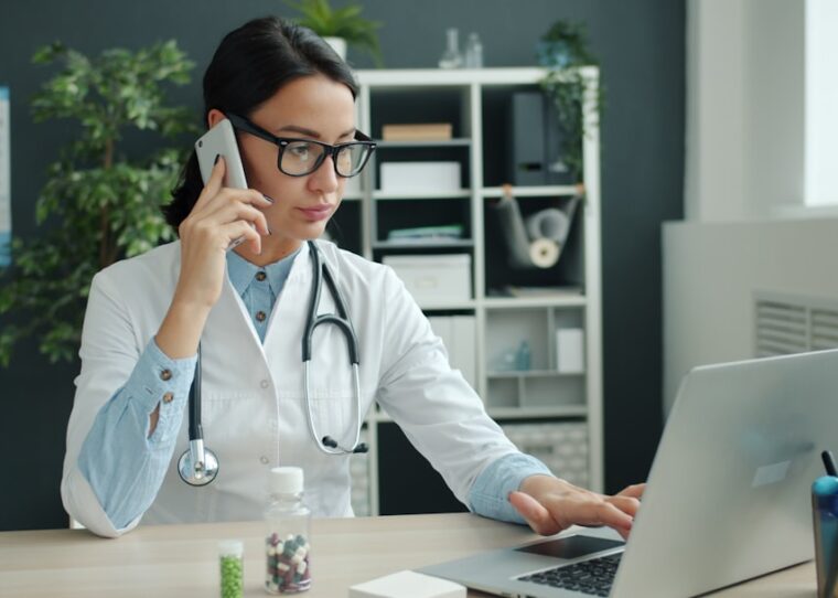 PIM/DAM regulierte Märkte — Doctor with laptop