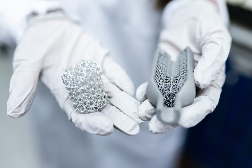 Hände mit Metallgegenständen für Manufacturing