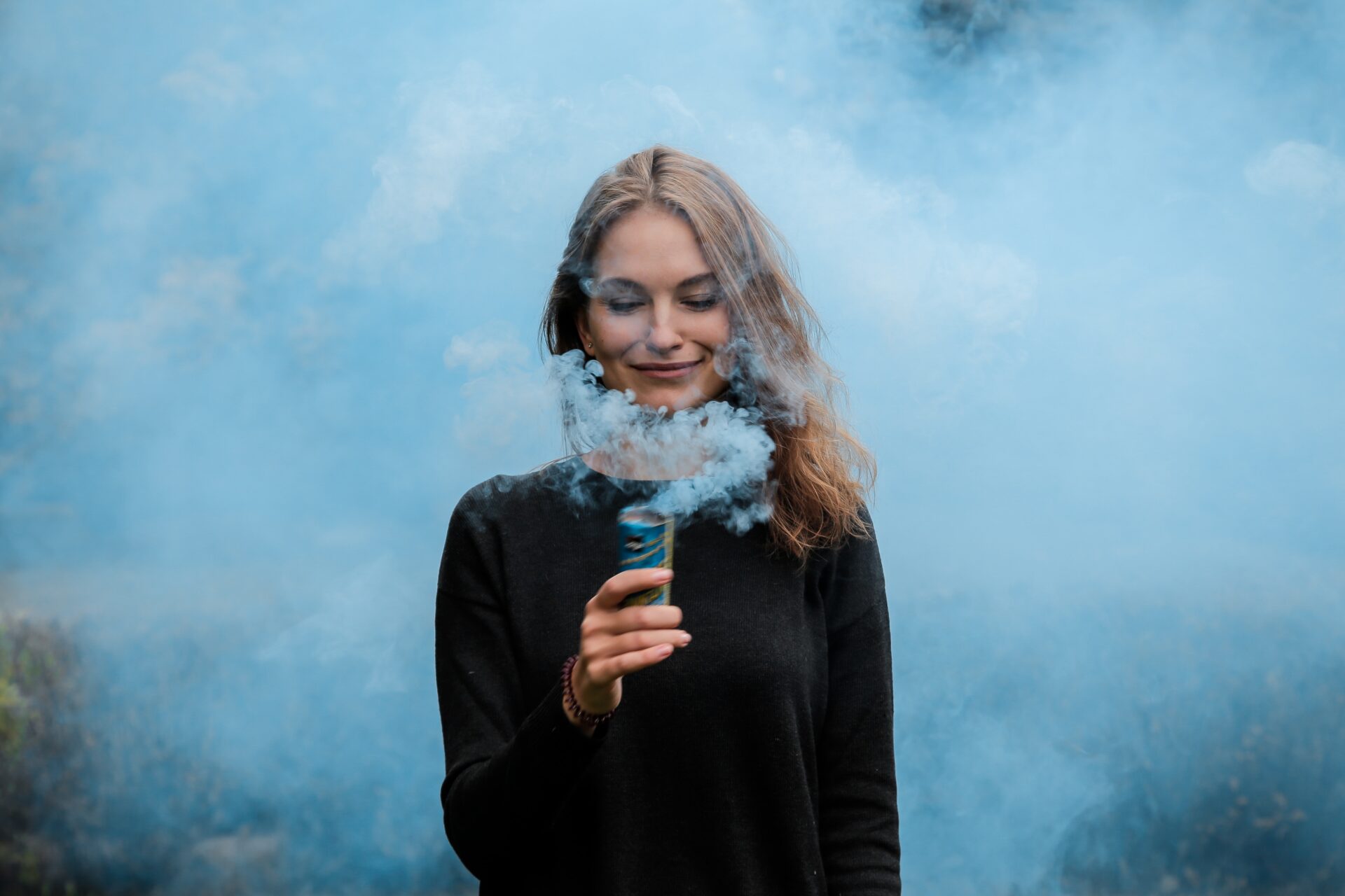 Frau mit blauer Farbe in der Hand für Bereich FAQ