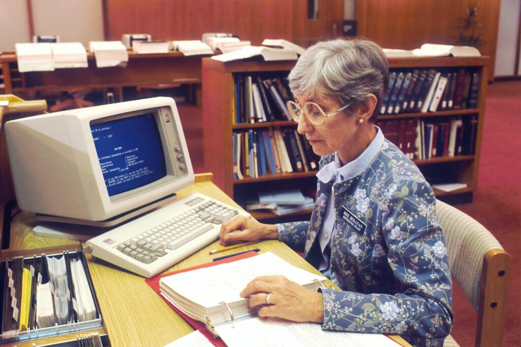 Ältere Dame während der Arbeit als Symbol für Artikel Die Geschichte von PIM