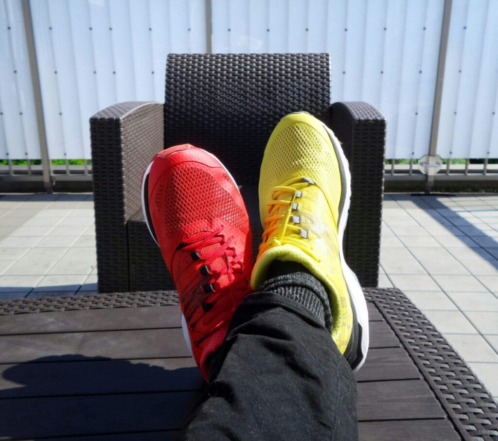 gelber und roter Turnschuh für Blogartikel Revolutioniere dein DAM mit KI
