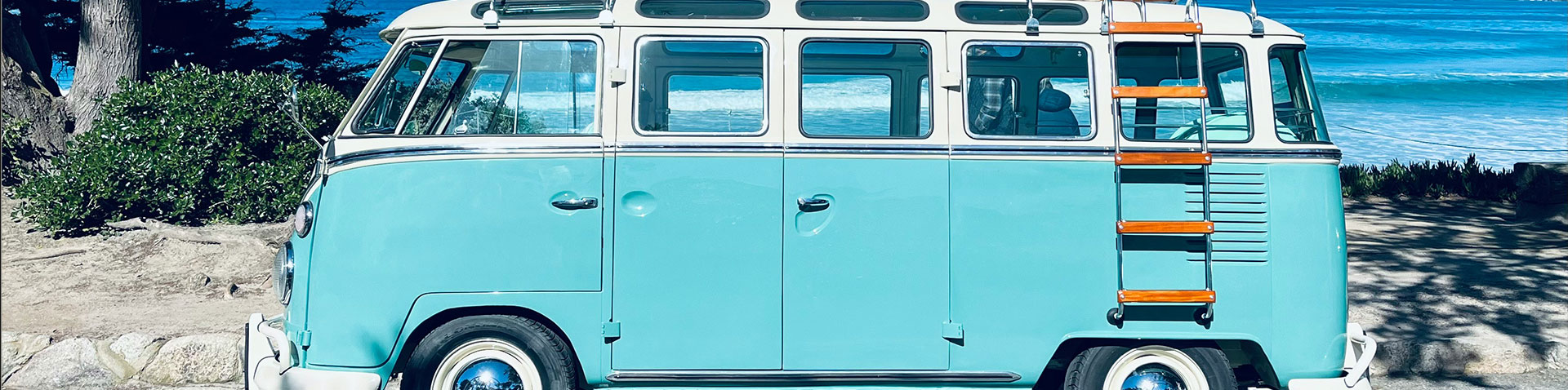 Blauer VW Bus am Strand als Symbolbild für Blogartikel Marketing-Attribution