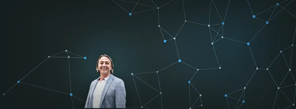 apollon-CEO Norbert Weckerle vor einer grafischen Netzwerkstruktur — Titelbild zur Podcast-Folge über Agentic Commerce